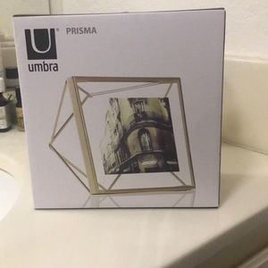 NWOT Umbra Prisma 4x4 photo frame in gold